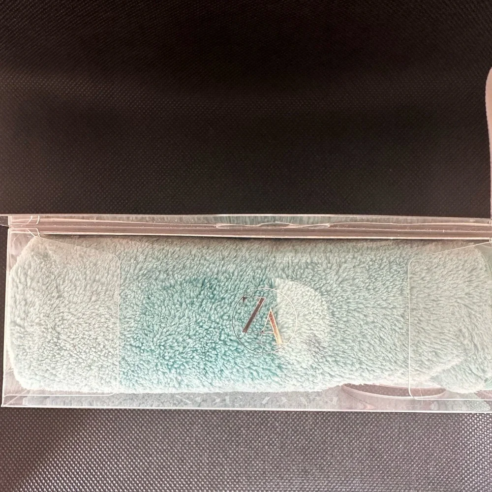 NIB Zoe Ayla Makeup Removing Cloths